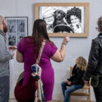 Galerie Draka praskala ve švech, příchozí se hledali na fotografiích Ctibora Košťála