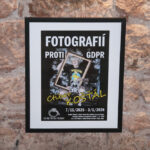 Galerie Draka praskala ve švech, příchozí se hledali na fotografiích Ctibora Košťála