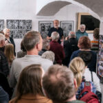 Galerie Draka praskala ve švech, příchozí se hledali na fotografiích Ctibora Košťála