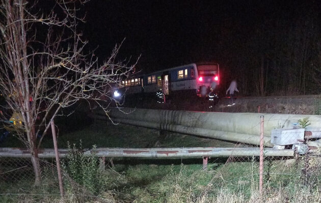 Vlak v Trutnově srazil muže, vrtulník jej přepravil do nemocnice