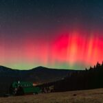 Barevné nebeské divadlo. Polární záře prozářila oblohu nad Krkonošemi