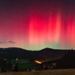 Barevné nebeské divadlo. Polární záře prozářila oblohu nad Krkonošemi