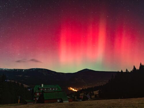 Barevné nebeské divadlo. Polární záře prozářila oblohu nad Krkonošemi