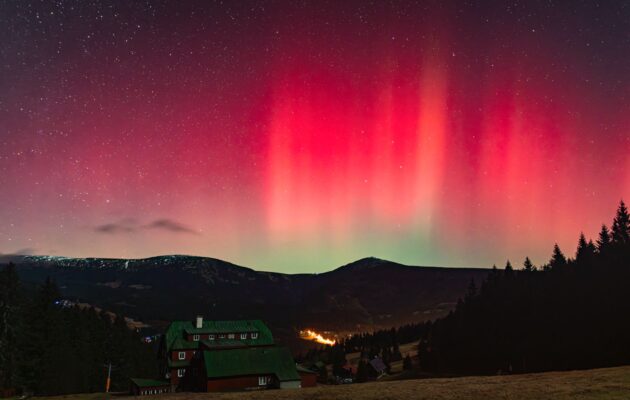 Barevné nebeské divadlo. Polární záře prozářila oblohu nad Krkonošemi