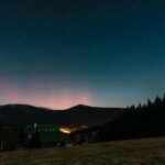 Barevné nebeské divadlo. Polární záře prozářila oblohu nad Krkonošemi