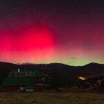Barevné nebeské divadlo. Polární záře prozářila oblohu nad Krkonošemi