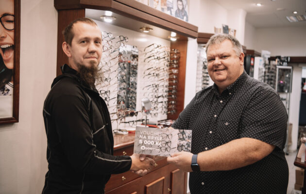 Výherce Jiří Svědiroh brýle zatím nepotřebuje, poukaz dá manželce