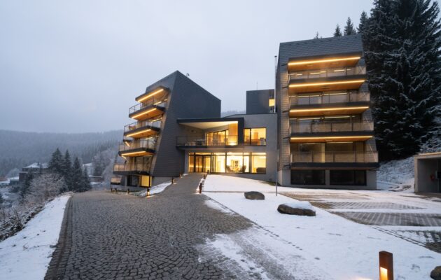 Stavbou roku Královéhradeckého kraje jsou Apartmány Hnědý vrch