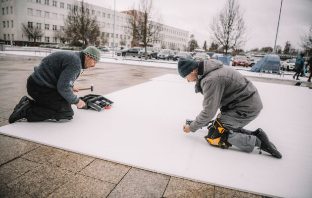 Instalace vánočního kluziště u Uffa v Trutnově