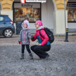Symbol Vánoc. Třináctimetrový smrk už zdobí Krakonošovo náměstí