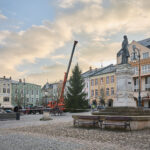 Symbol Vánoc. Třináctimetrový smrk už zdobí Krakonošovo náměstí