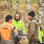 Symbol Vánoc. Třináctimetrový smrk už zdobí Krakonošovo náměstí