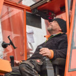 Symbol Vánoc. Třináctimetrový smrk už zdobí Krakonošovo náměstí