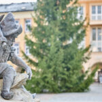 Symbol Vánoc. Třináctimetrový smrk už zdobí Krakonošovo náměstí