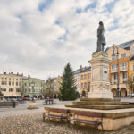 Symbol Vánoc. Třináctimetrový smrk už zdobí Krakonošovo náměstí