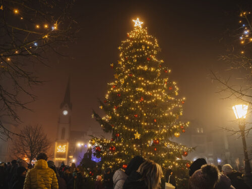 Trutnov rozsvítil vánoční strom, silvestrovský ohňostroj bude u Uffa