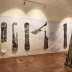 Umělec Michal Cimala magicky proměnil snowboardy v hudební nástroje