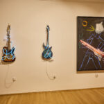 Umělec Michal Cimala magicky proměnil snowboardy v hudební nástroje