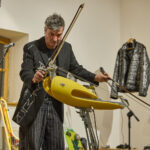 Umělec Michal Cimala magicky proměnil snowboardy v hudební nástroje