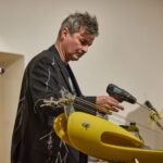 Umělec Michal Cimala magicky proměnil snowboardy v hudební nástroje