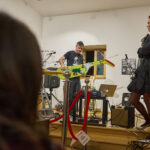 Umělec Michal Cimala magicky proměnil snowboardy v hudební nástroje