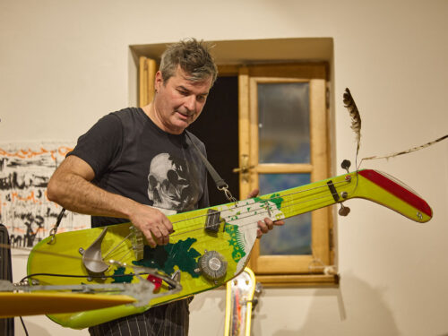 Umělec Michal Cimala magicky proměnil snowboardy v hudební nástroje