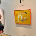 Křehká rovnováha obrazů malířky Skřivánkové diváka vtáhne do děje