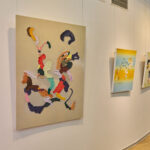 Křehká rovnováha obrazů malířky Skřivánkové diváka vtáhne do děje