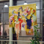 Křehká rovnováha obrazů malířky Skřivánkové diváka vtáhne do děje