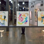 Křehká rovnováha obrazů malířky Skřivánkové diváka vtáhne do děje