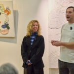 Křehká rovnováha obrazů malířky Skřivánkové diváka vtáhne do děje