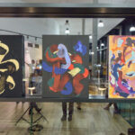 Křehká rovnováha obrazů malířky Skřivánkové diváka vtáhne do děje