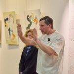 Křehká rovnováha obrazů malířky Skřivánkové diváka vtáhne do děje