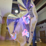 Křehká rovnováha obrazů malířky Skřivánkové diváka vtáhne do děje