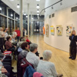 Křehká rovnováha obrazů malířky Skřivánkové diváka vtáhne do děje