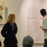 Křehká rovnováha obrazů malířky Skřivánkové diváka vtáhne do děje