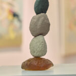 Křehká rovnováha obrazů malířky Skřivánkové diváka vtáhne do děje