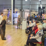 Křehká rovnováha obrazů malířky Skřivánkové diváka vtáhne do děje