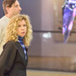 Křehká rovnováha obrazů malířky Skřivánkové diváka vtáhne do děje