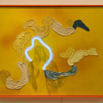 Křehká rovnováha obrazů malířky Skřivánkové diváka vtáhne do děje