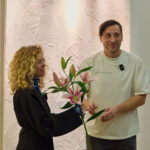 Křehká rovnováha obrazů malířky Skřivánkové diváka vtáhne do děje