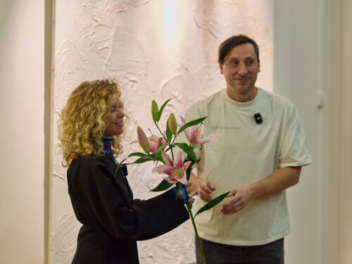 Křehká rovnováha obrazů malířky Skřivánkové diváka vtáhne do děje