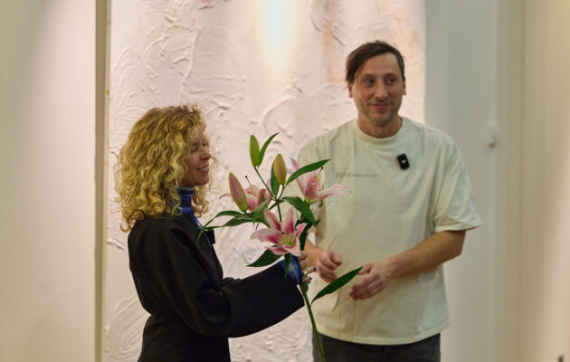 Křehká rovnováha obrazů malířky Skřivánkové diváka vtáhne do děje