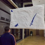 Křehká rovnováha obrazů malířky Skřivánkové diváka vtáhne do děje