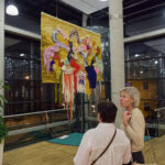 Křehká rovnováha obrazů malířky Skřivánkové diváka vtáhne do děje