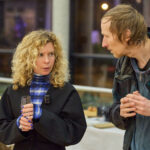 Křehká rovnováha obrazů malířky Skřivánkové diváka vtáhne do děje