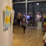 Křehká rovnováha obrazů malířky Skřivánkové diváka vtáhne do děje