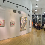 Křehká rovnováha obrazů malířky Skřivánkové diváka vtáhne do děje