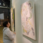 Křehká rovnováha obrazů malířky Skřivánkové diváka vtáhne do děje