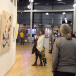 Křehká rovnováha obrazů malířky Skřivánkové diváka vtáhne do děje